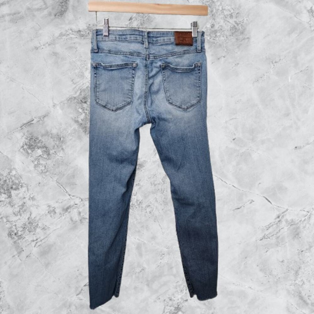 Lucky Brand Lolita Super Skinny Light Wash 6/28 Distressed Raw hem crop